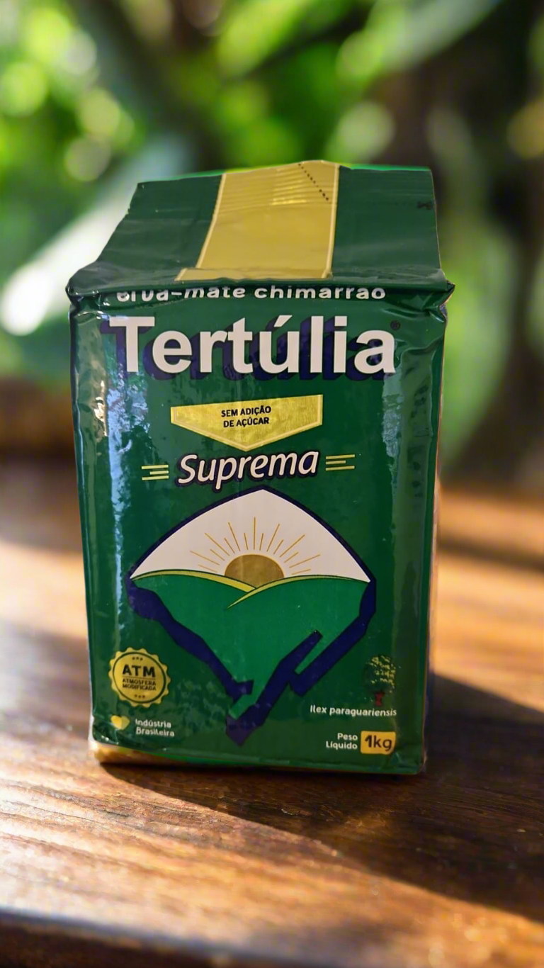 A green bag labeled "TERTULIA" with a blurred green background on a wooden table.