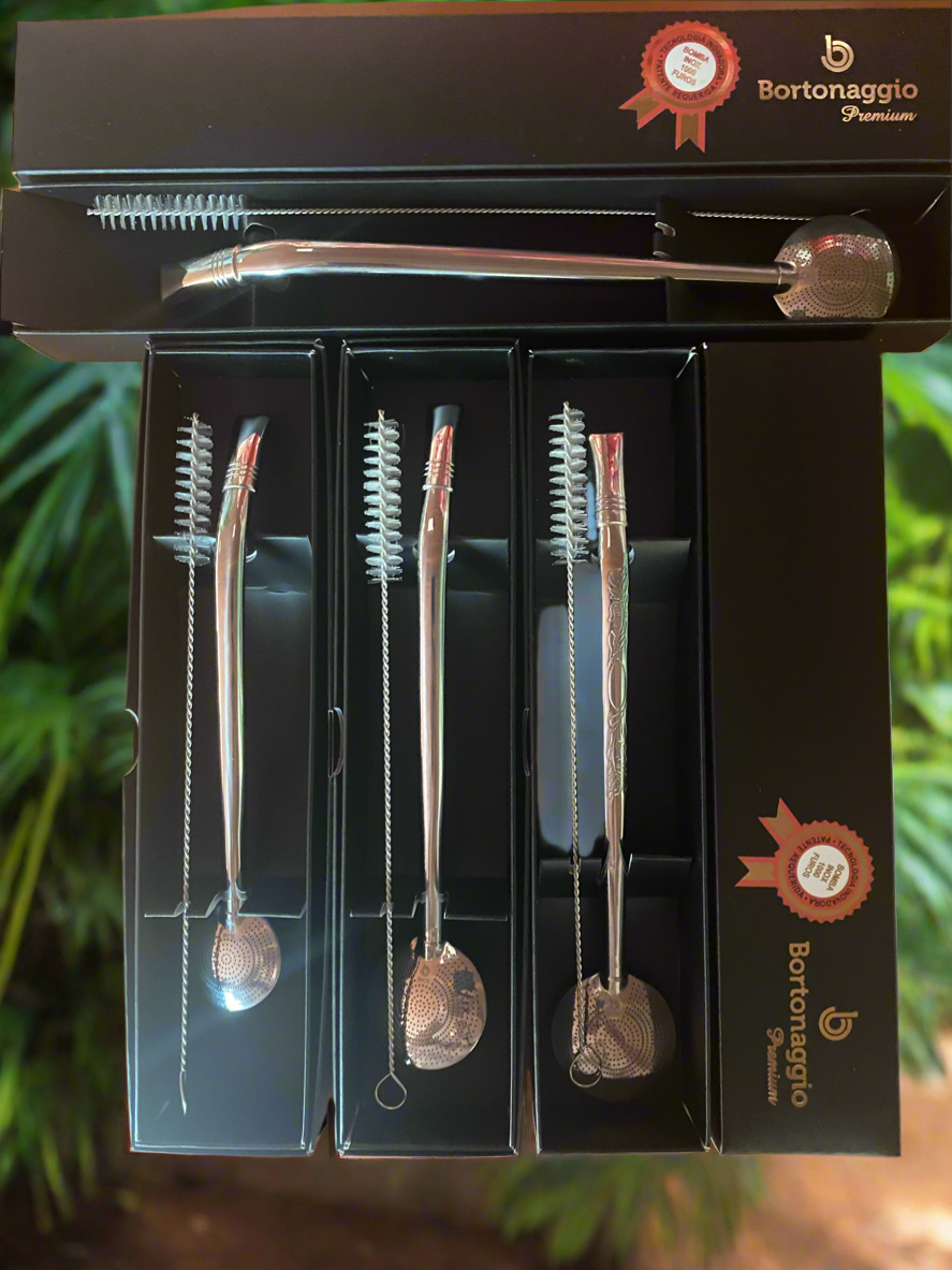 A set of stainless steel bombillas with cleaning brushes presented in a black box with the Bortonaggio brand logo.