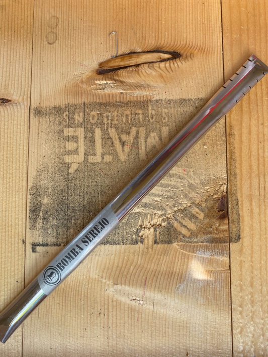 Bombilla agianst a wooden crate backdrop.